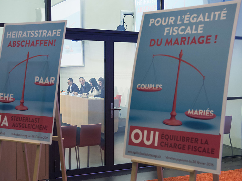 Les Suisses devraient rejeter l'initiative sur les couples mariés