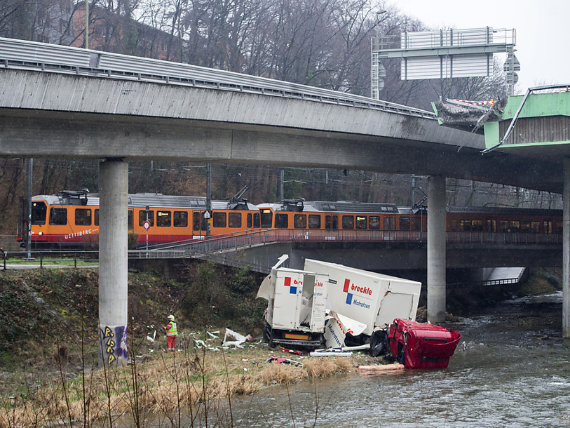Carambolage sur un pont à Zurich: un camion chute dans la rivière