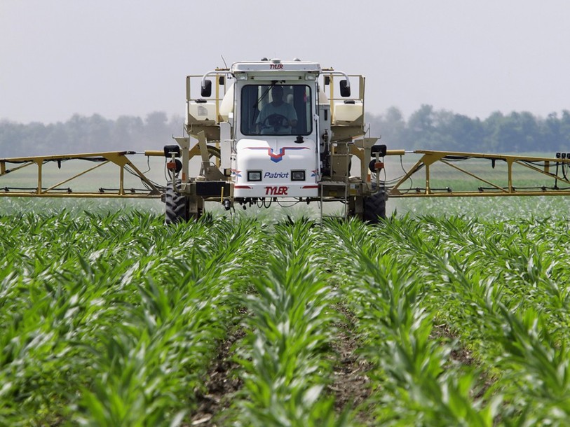 Pesticides: des ONG portent plainte contre Monsanto et l'EFSA