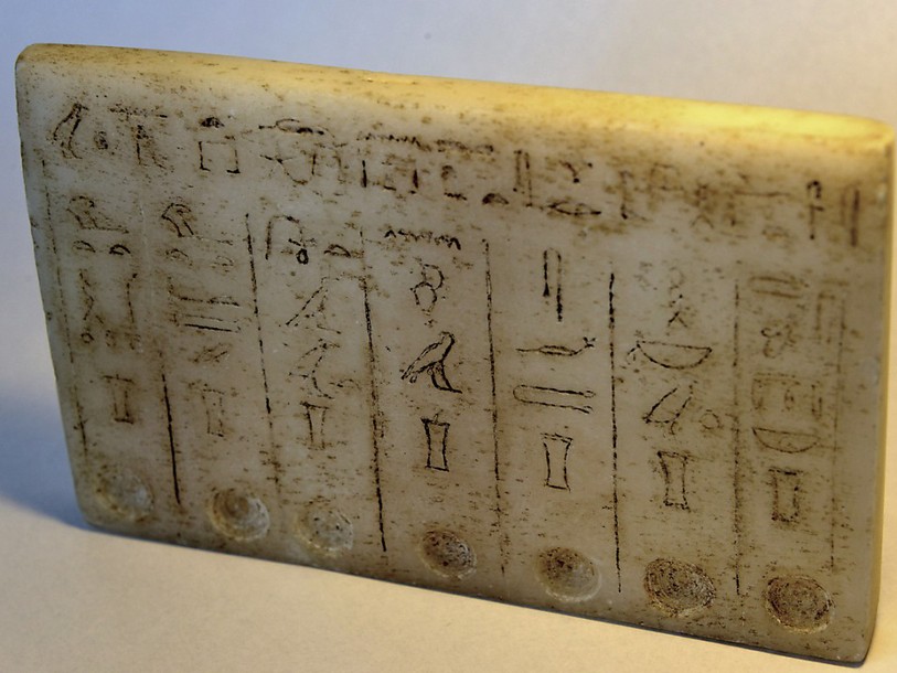 Genève restitue à l'Egypte une tablette antique volée