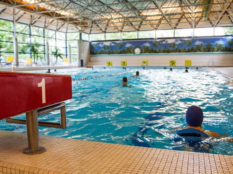 Une piscine zurichoise engage un maître-nageur pour les réfugiés