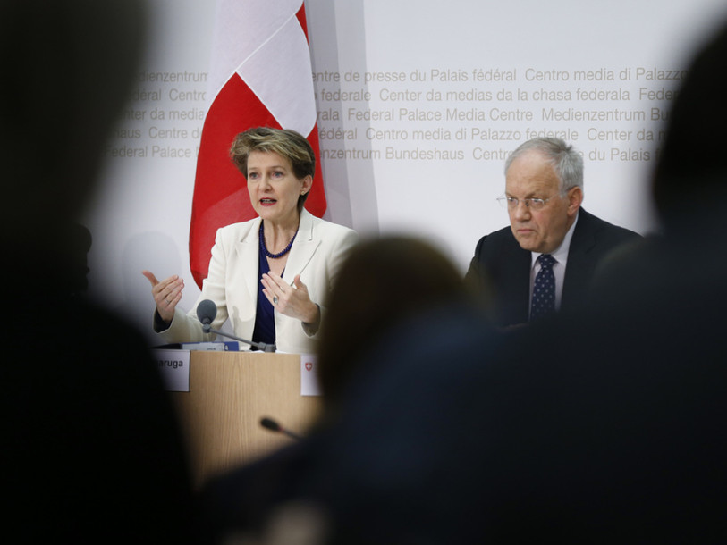 Les partis accueillent froidement la solution du gouvernement
