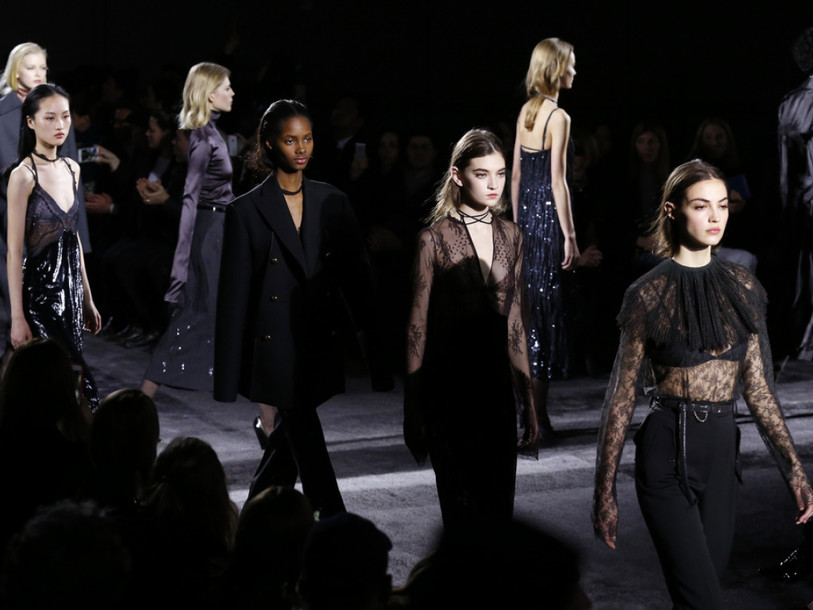 A Paris, visions contrastées de la mode automne-hiver