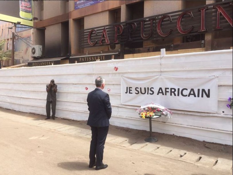 Burkhalter se recueille sur les lieux de l'attentat de Ouagadougou