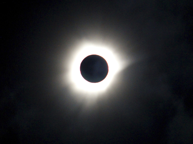 Une éclipse totale de soleil obscurcit le ciel du Pacifique