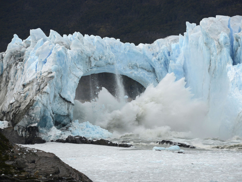 Spectaculaire rupture d'une arche de glace en Patagonie
