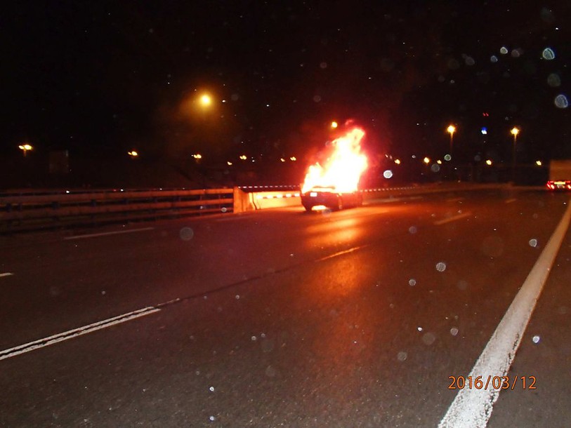 Une voiture en flammes après un coup de feu à Spreitenbach (AG)