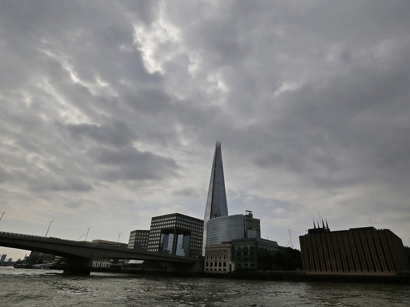 La police de Londres recherche un mystérieux parachutiste