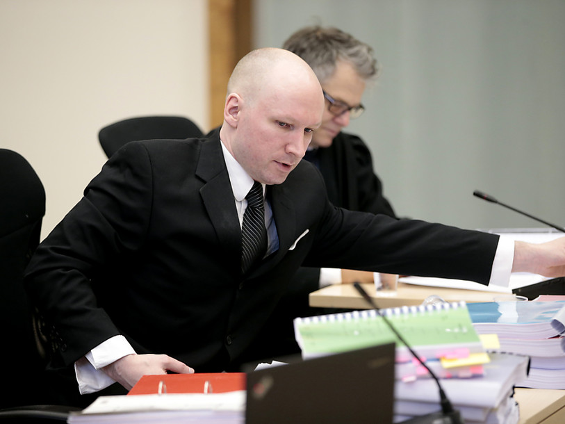 Breivik demande la condamnation de l'État pour traitement inhumain