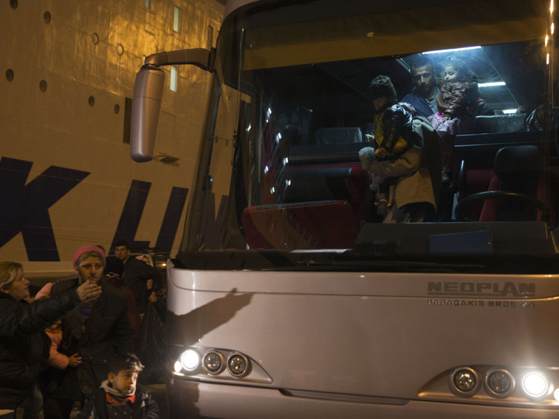 La Grèce a commencé le transfert de réfugiés de Lesbos