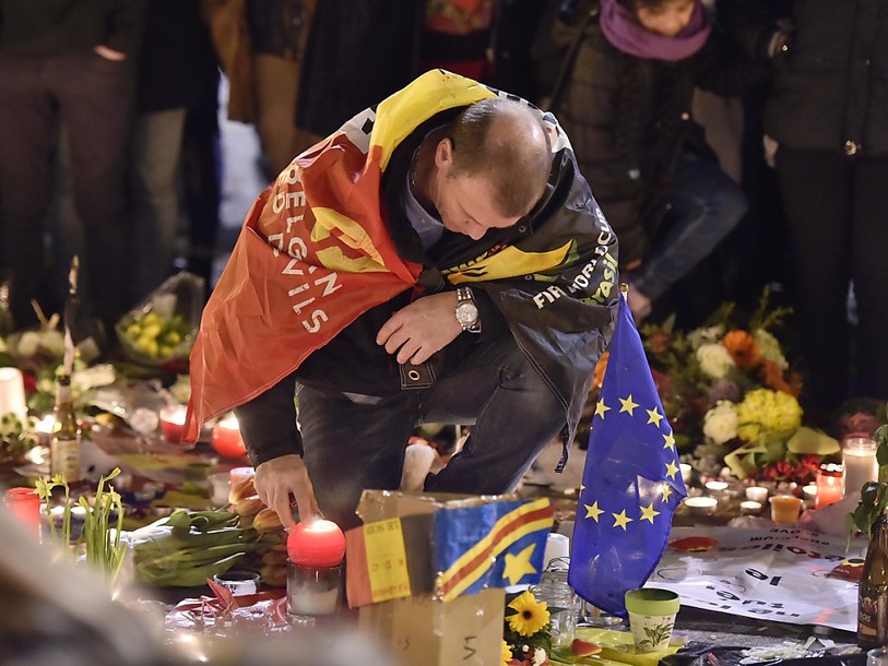Des bougies, des messages et des larmes: Bruxelles se recueille