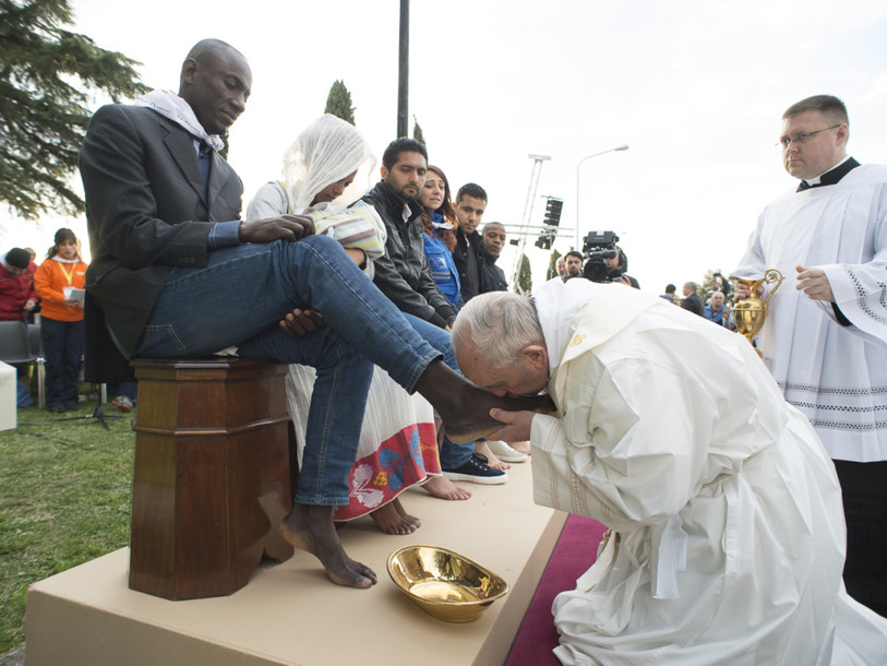 Le pape lave les pieds de migrants de diverses confessions