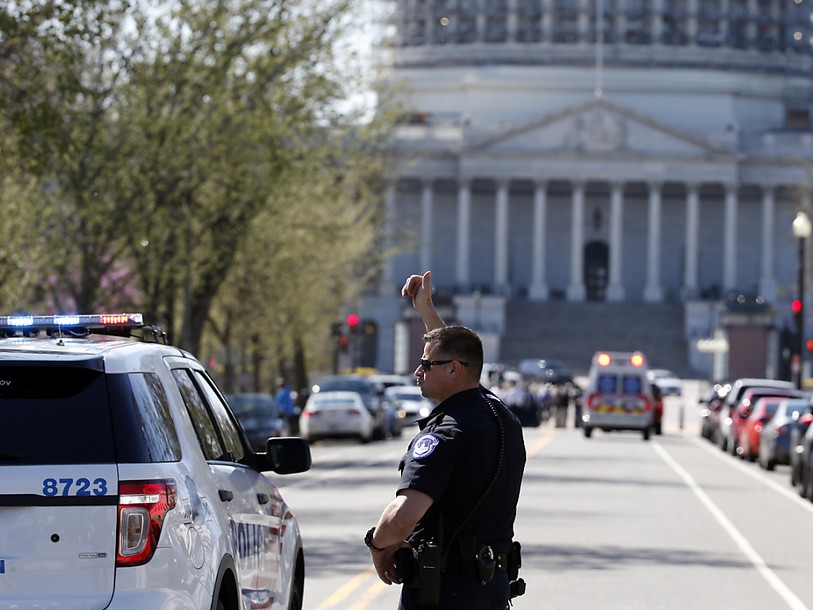 Un homme armé au Capitole, la police le blesse et l'arrête