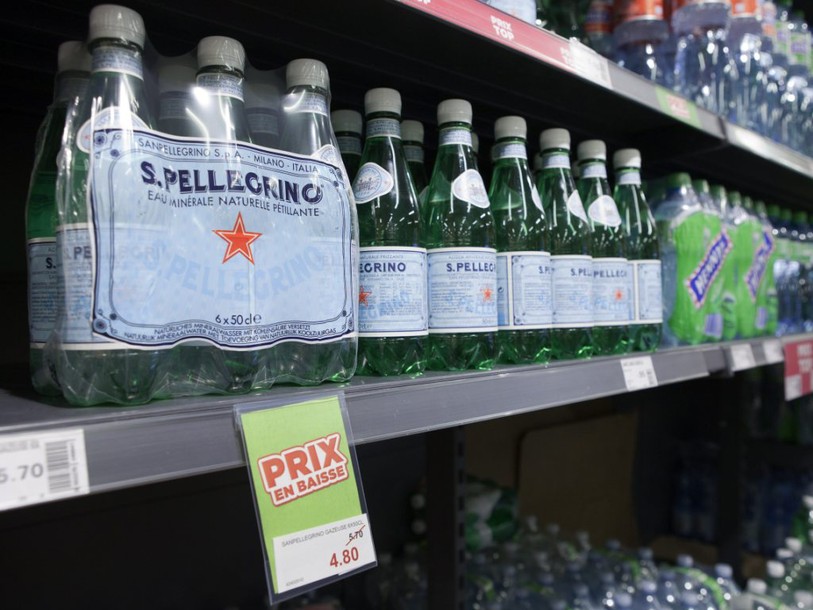 La consommation d'eau minérale a bondi en Suisse l'an passé