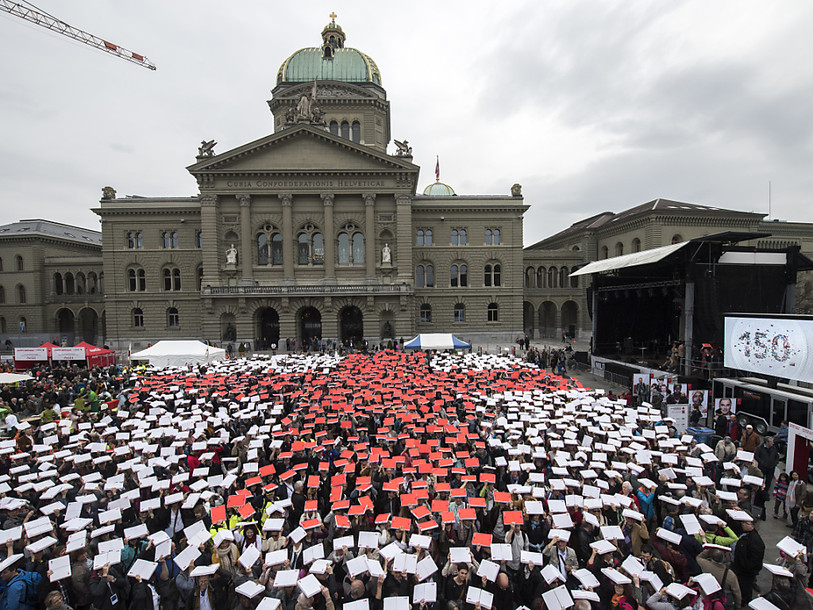 Une Croix-Rouge géante sur la Place fédérale