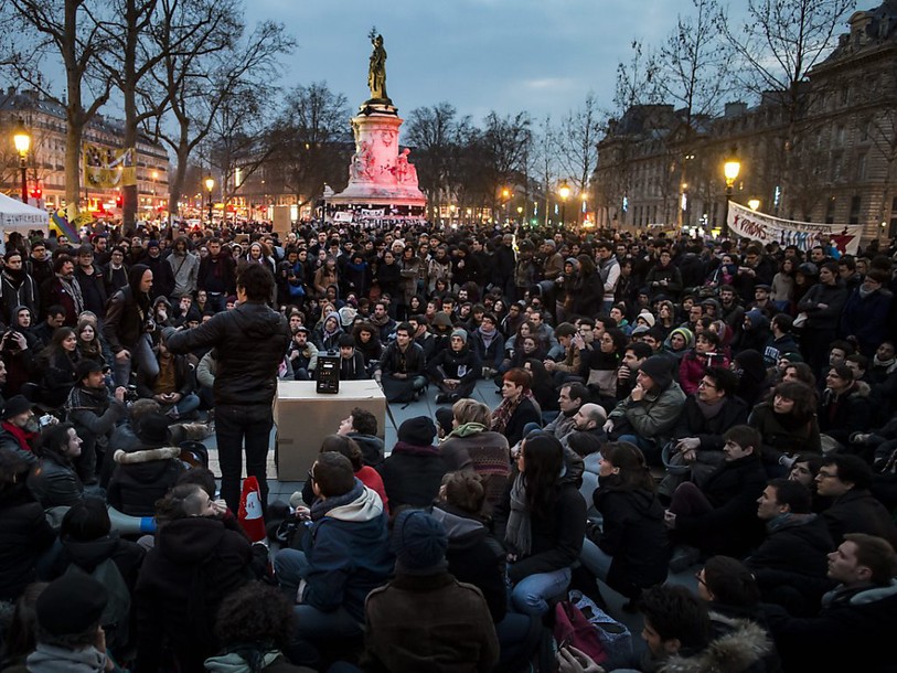 Des manifestants occupent pour la troisième nuit une place de Paris
