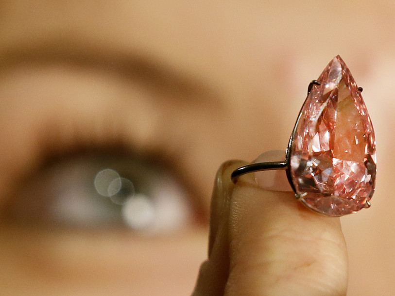 Le plus grand diamant rose poire proposé aux enchères à Genève