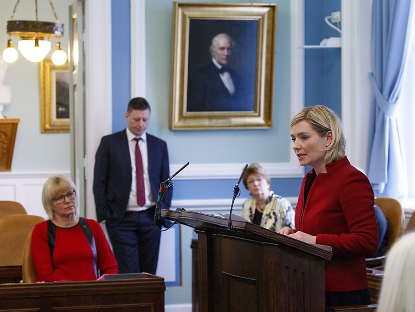 Le gouvernement islandais survit à une motion de censure