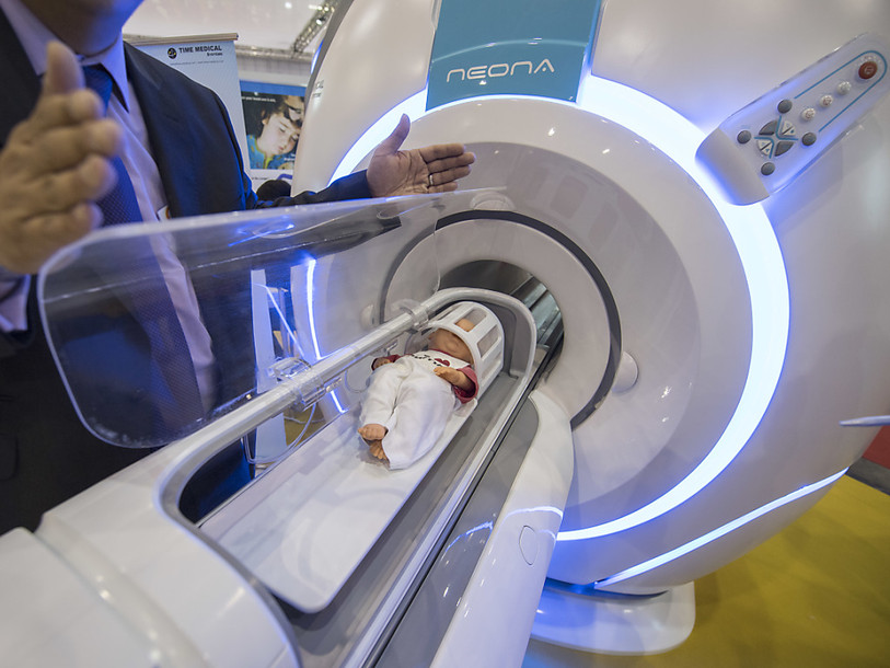 Scanner pour nouveau-nés et urinoir ludique se côtoient à Genève