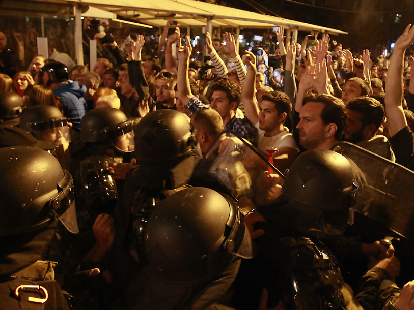 Plusieurs milliers de manifestants à Skopje, heurts sporadiques