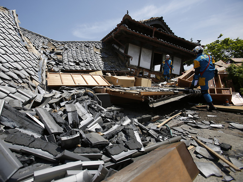 Nombreuses répliques après un violent séisme au Japon