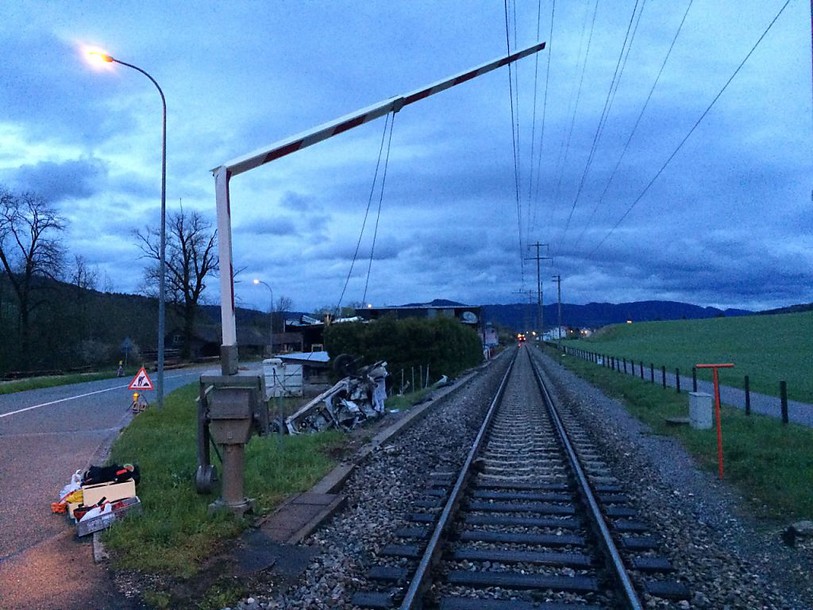 Sa voiture bloquée, il échappe à une collision avec un train