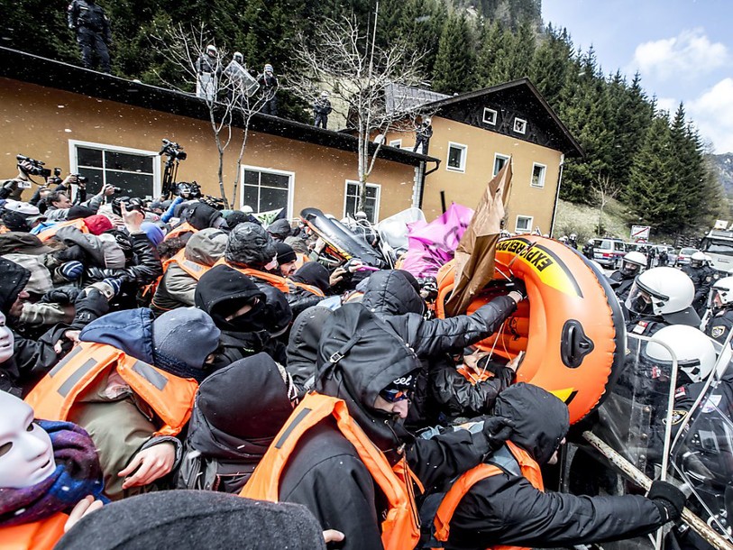 Autriche: des centaines de manifestants italiens au col du Brenner