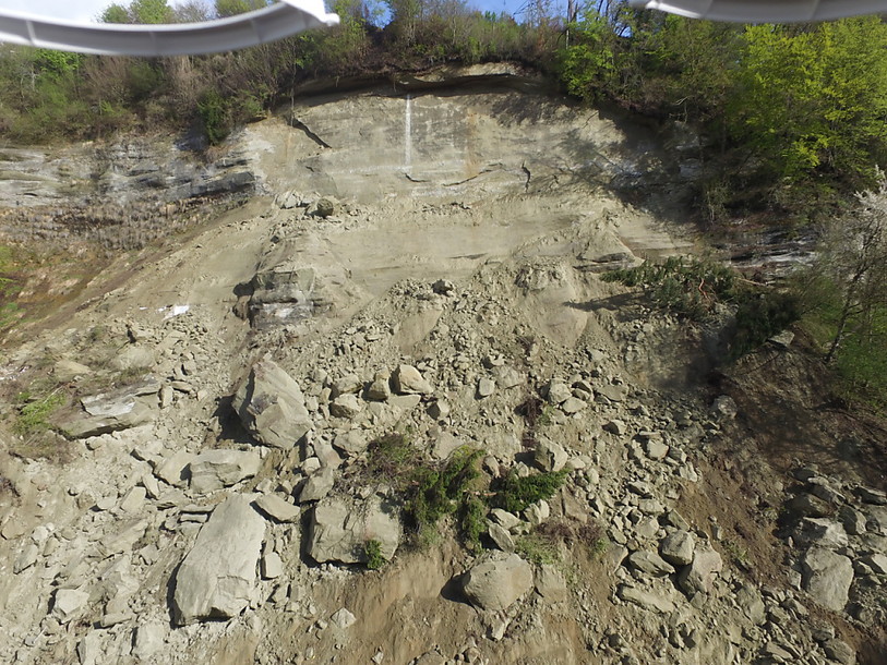 Maison détruite par une chute de rochers dans la vallée du Gottéron