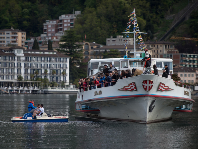 Lac de Lugano: ils tirent un bateau de 195 tonnes en pédalo