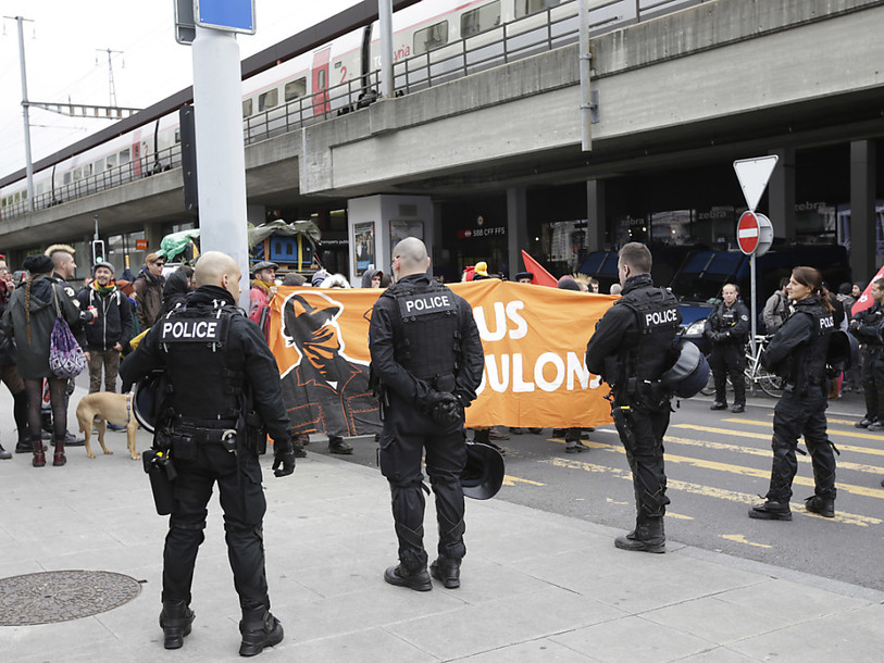Le cortège retardé par des jeunes d'extrême-gauche à Genève
