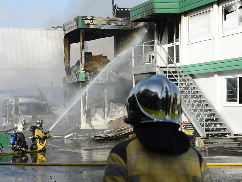 Incendie: importants dégâts et évacuation partielle à Genève
