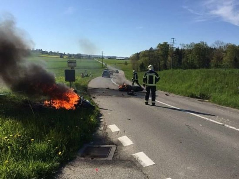 Accident mystérieux à Auboranges (FR): deux motos en feu