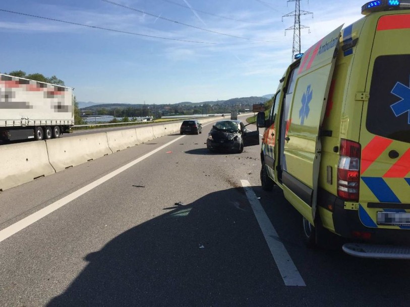 Une voiture fait plusieurs tonneaux sur l'A1 près de Kerzers (FR)