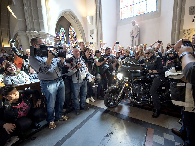 Une foule rassemblée pour la bénédiction des motards à Genève