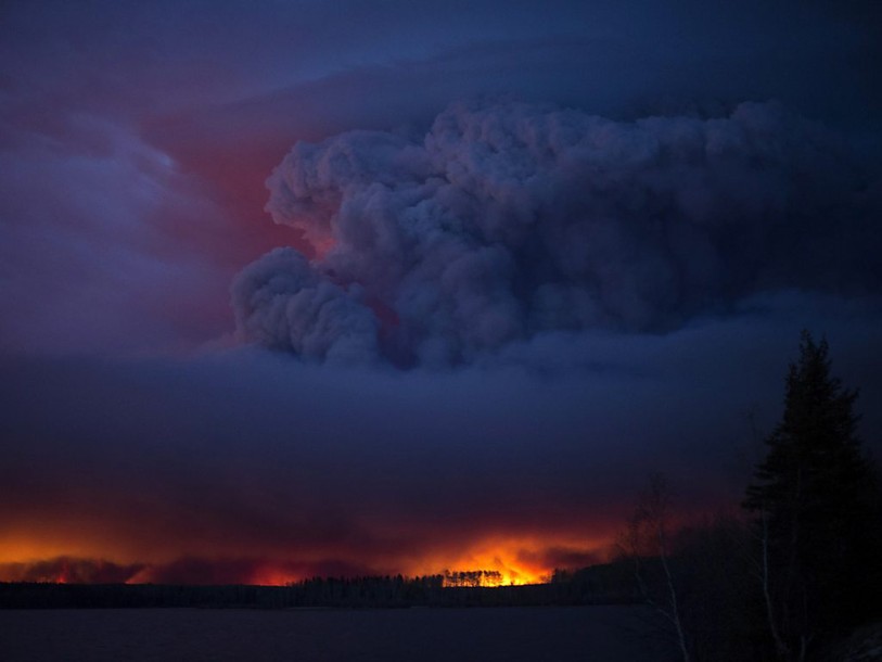 Fort McMurray: les zones incendiées doublent, feux hors de contrôle