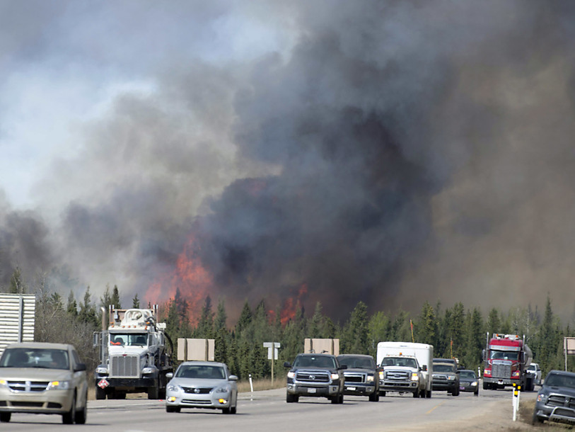 Sans pluies, les incendies pourraient durer des mois en Alberta