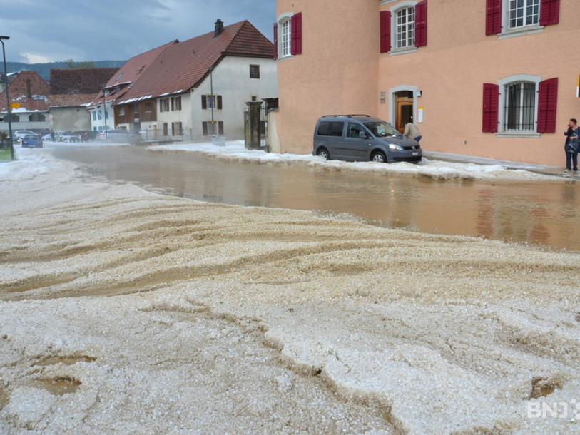 Le village de Fontenais (JU) enseveli sous la grêle