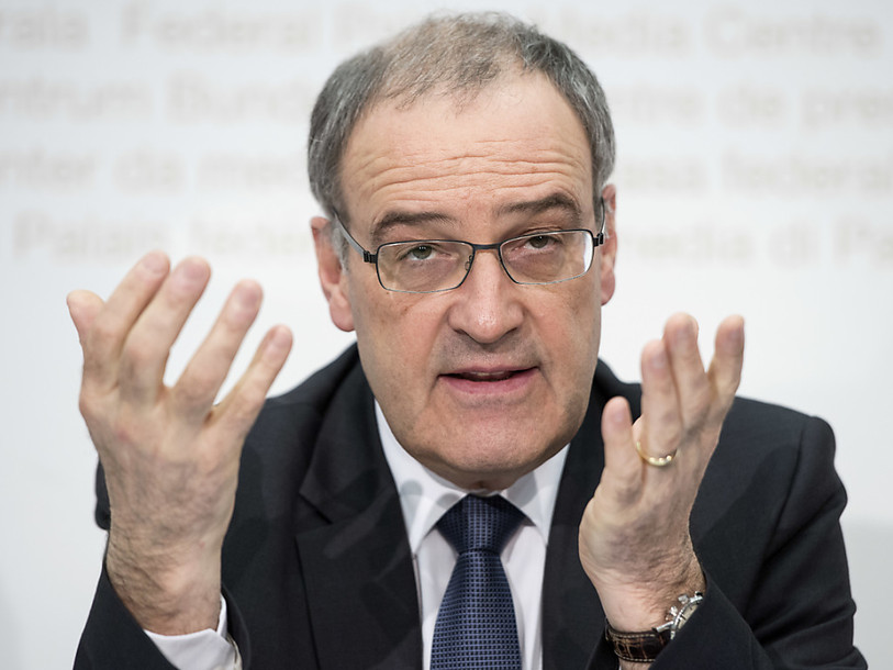 Les Suisses votent sur l'économie verte, l'AVS et le renseignement