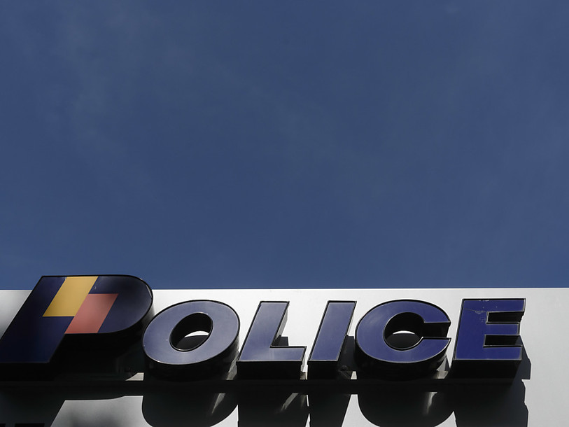 Un homme tire sur une femme avant de retourner l'arme contre lui