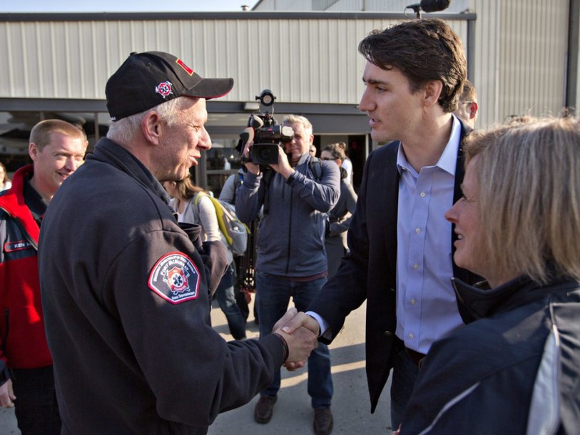 Trudeau félicite les pompiers lors de sa visite à Fort McMurray