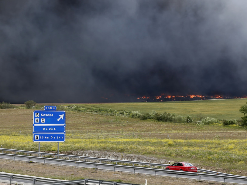 Incendie d'une gigantesque décharge de pneus, des milliers évacués