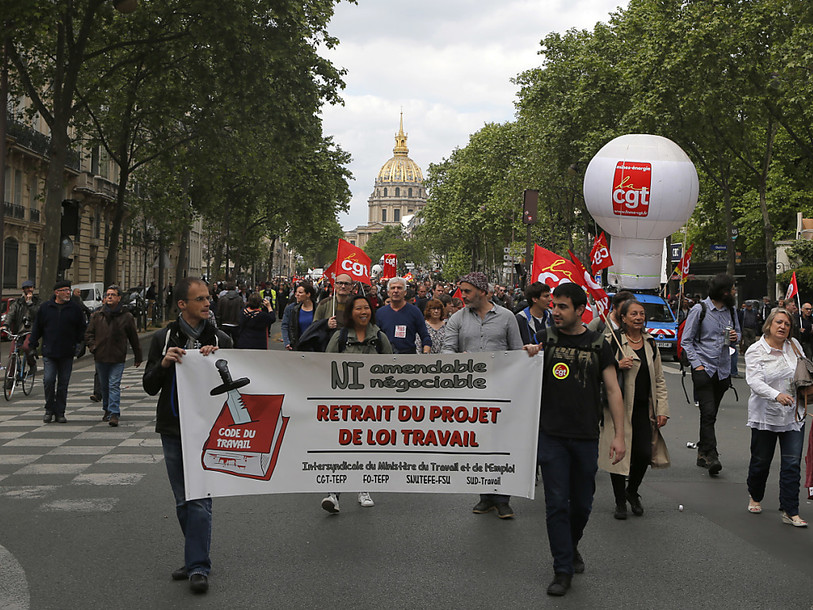 France: les syndicats ne désarment pas, François Hollande exaspéré