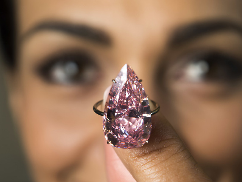 Record à Genève pour un diamant rose vif: 31,56 millions de dollars
