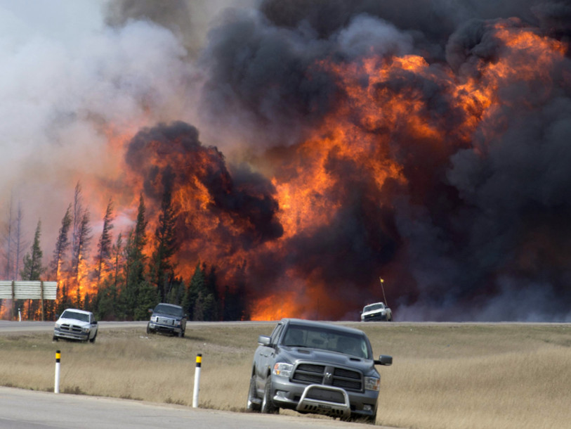 Le feu encercle la région pétrolière de Fort McMurray
