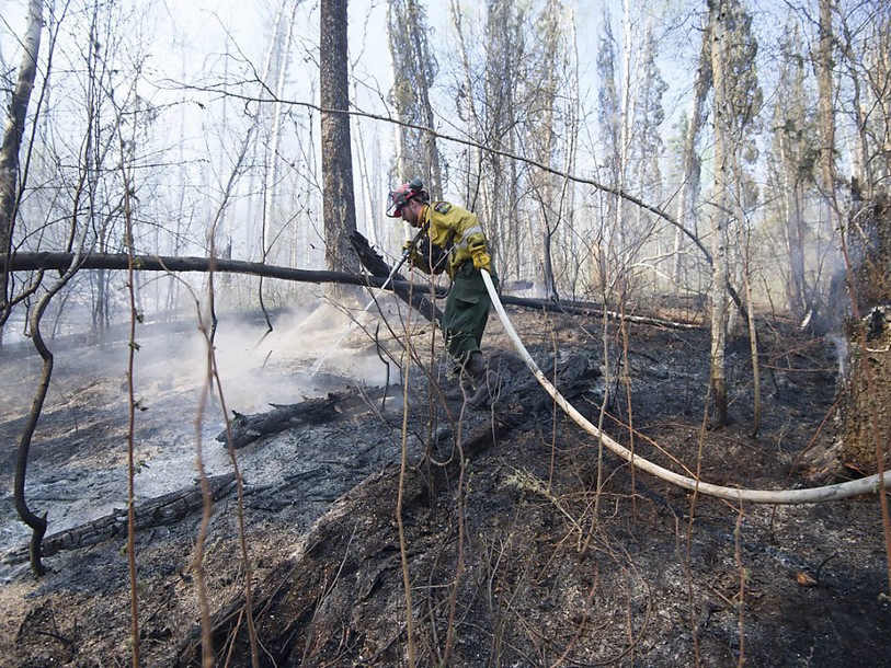 Les pompiers marquent des points face aux flammes dans l'Alberta