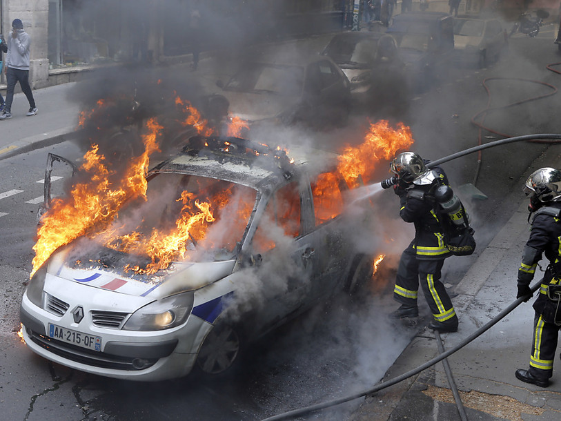 Voiture de police incendiée à Paris: quatre suspects inculpés