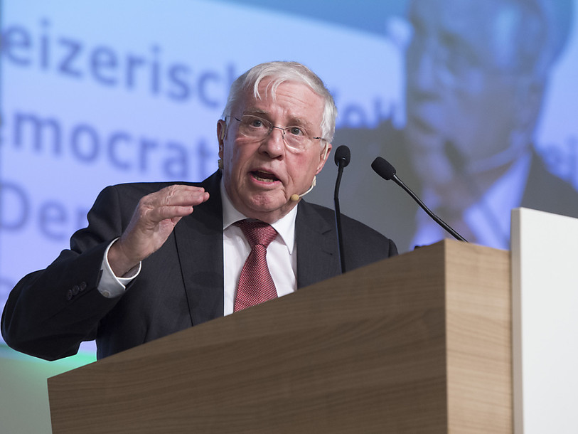 Blocher exige la restriction des aides sociales pour les étrangers