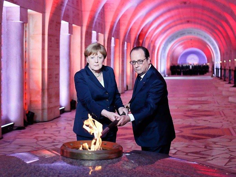 Hollande et Merkel appellent à protéger l'Europe, 