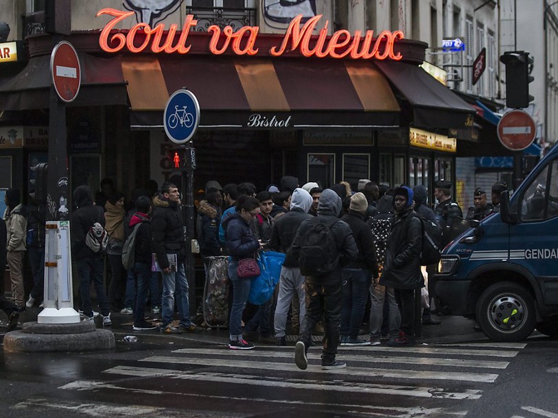 Les autorités veulent grouper les réfugiés dans un camp à Paris