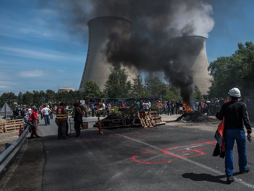 Loi Travail: la guerre des nerfs continue en France